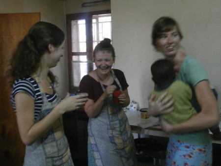 Porridge proeven in de keuken