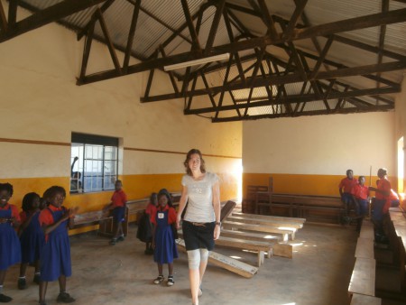 Edith in de 'aula' van de school