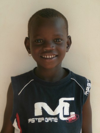 Dit jongetje was er het weekend voor Kerst, hij zat in de bus op weg naar Kampala om 'straatkind te worden'...7 jaar oud, at graag van de suiker en meer - als je het 'niet zag' - maar toch, n heel leuk joch!